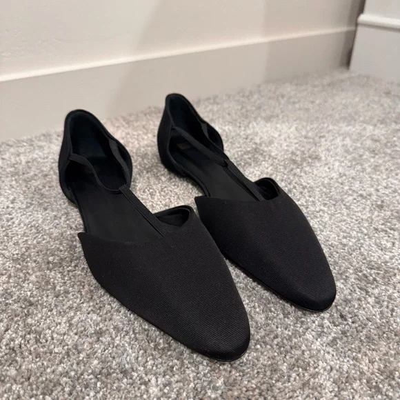 Toteme T-strap Flats Black Pointed Toe Minimalist Size 38 NWOT - Picture 2 of 6